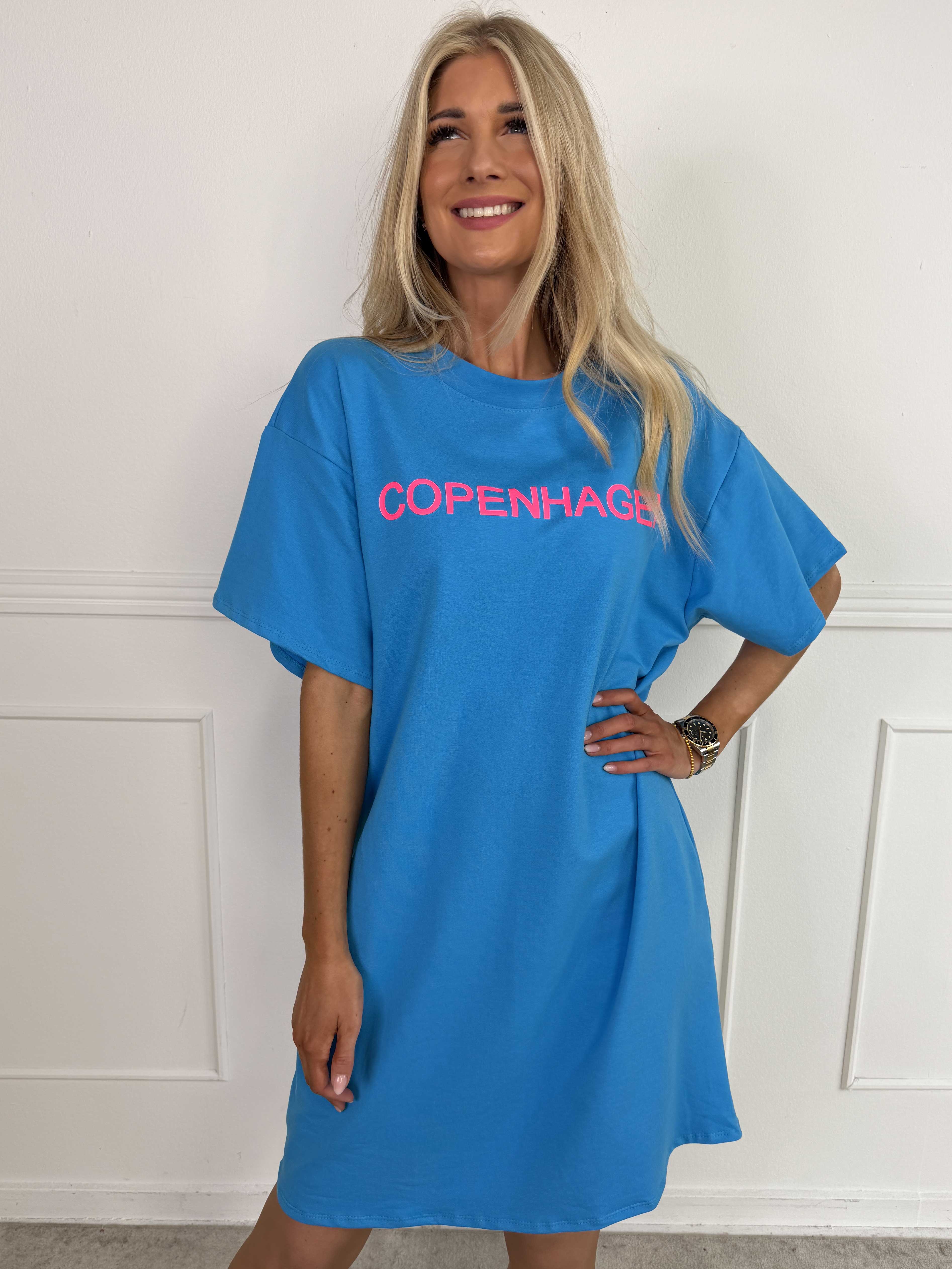 Malia - Bomulls-T-shirtklänning med COPENHAGEN-tryck